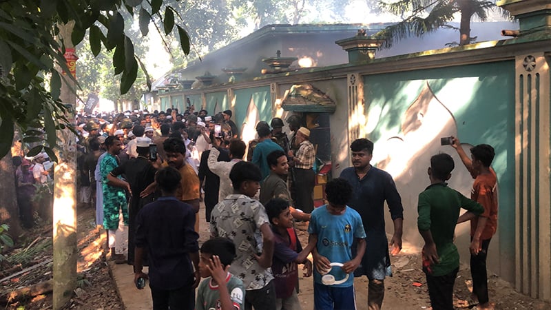 দরবারে হামলা, কবর থেকে তুলে পোড়ানো হলো ‘নুরাল পাগলা’র লাশ
